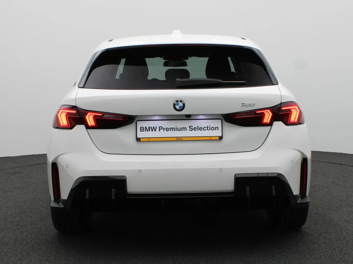 120 M Sport Design | Premium Pack | Stuurwielrand Verwarmd | Achteruitrijcamera | Driving Assistant | Parking Assistant | Harman Kardon | 18''