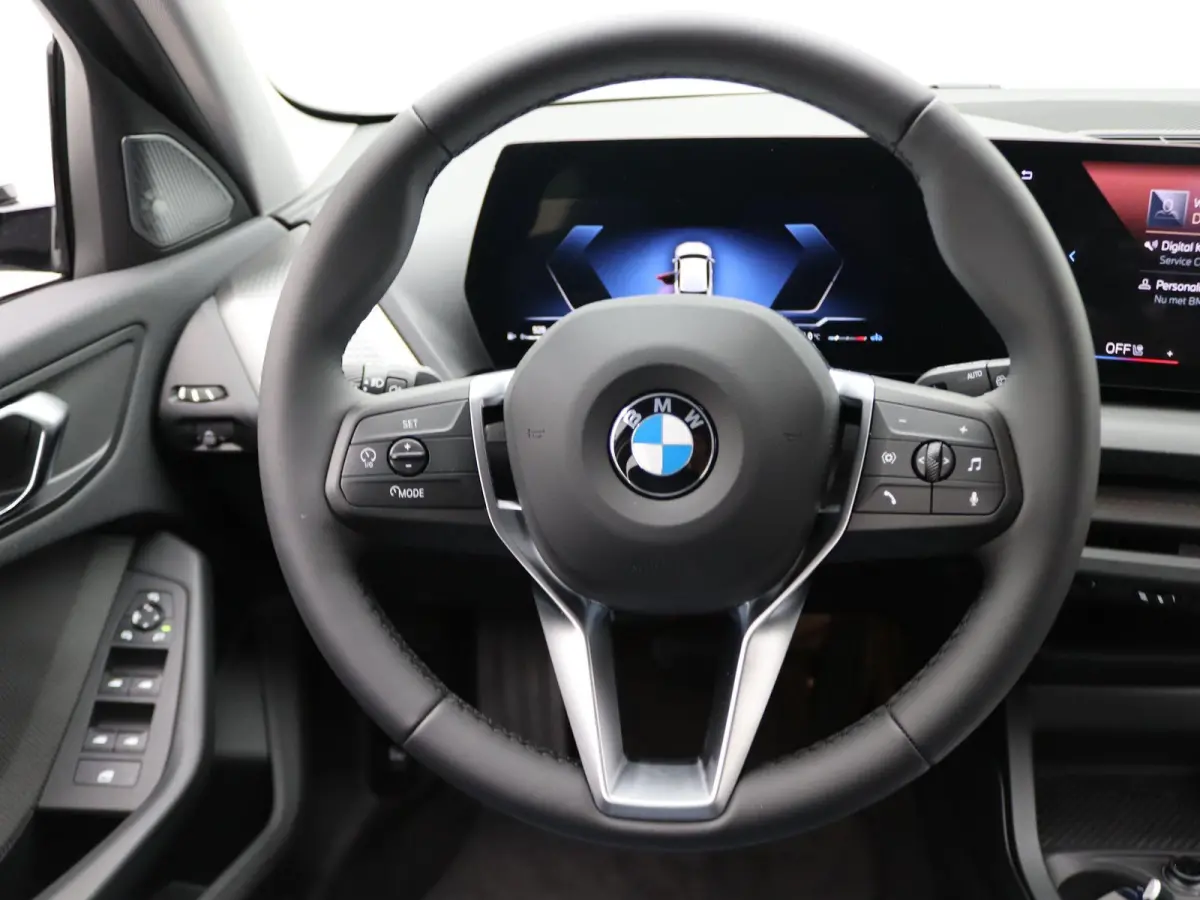 120 M Sport Design | Premium Pack | Stuurwielrand Verwarmd | Achteruitrijcamera | Driving Assistant | Parking Assistant | Harman Kardon | 18''