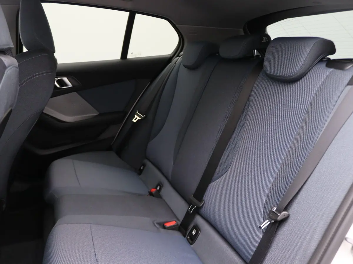 120 M Sport Design | Premium Pack | Stuurwielrand Verwarmd | Achteruitrijcamera | Driving Assistant | Parking Assistant | Harman Kardon | 18''