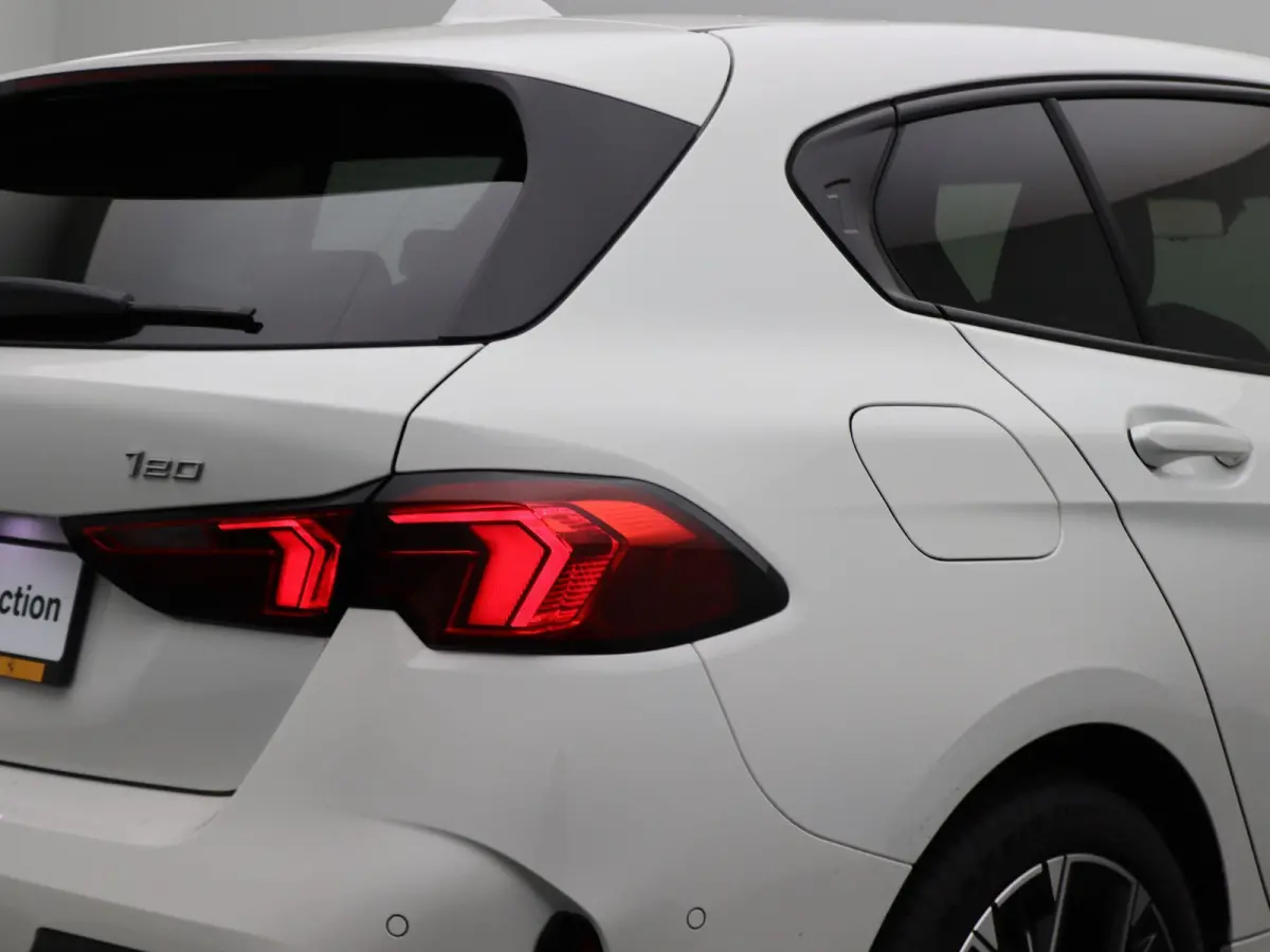 120 M Sport Design | Premium Pack | Stuurwielrand Verwarmd | Achteruitrijcamera | Driving Assistant | Parking Assistant | Harman Kardon | 18''