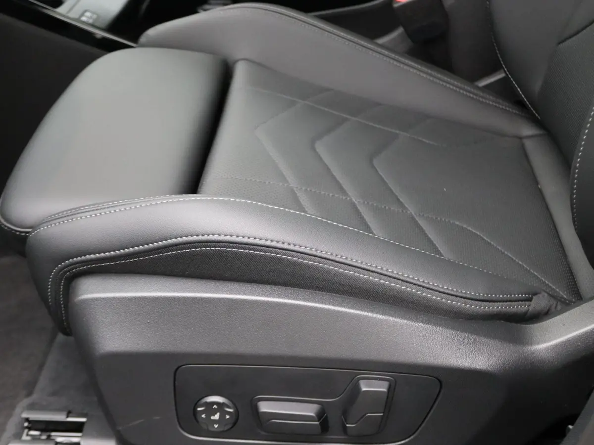 225e xDrive M Sportpakket | Premium Pack | Comfort Pack | Travel Pack | Stuurwielrand Verwarmd | Trekhaak | Panoramadak | Elektrisch Verstelbare Sportstoelen | Driving Assistant Plus | Harma