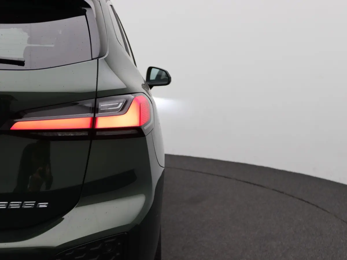 225e xDrive M Sportpakket | Premium Pack | Comfort Pack | Travel Pack | Stuurwielrand Verwarmd | Trekhaak | Panoramadak | Elektrisch Verstelbare Sportstoelen | Driving Assistant Plus | Harma