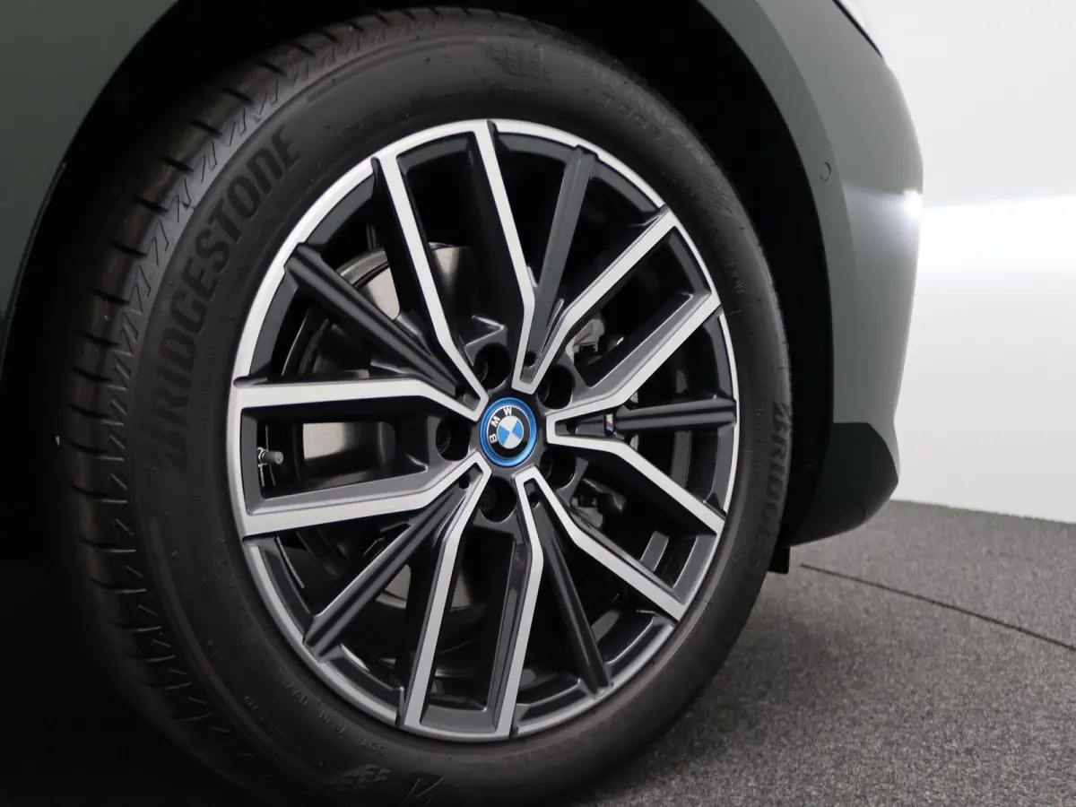 225e xDrive M Sportpakket | Premium Pack | Comfort Pack | Travel Pack | Stuurwielrand Verwarmd | Trekhaak | Panoramadak | Elektrisch Verstelbare Sportstoelen | Driving Assistant Plus | Harma