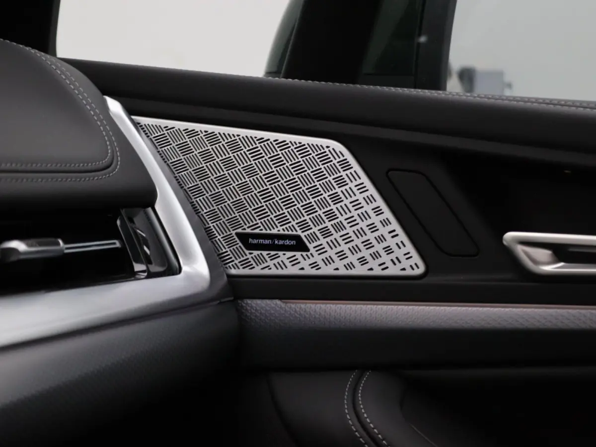 225e xDrive M Sportpakket | Premium Pack | Comfort Pack | Travel Pack | Stuurwielrand Verwarmd | Trekhaak | Panoramadak | Elektrisch Verstelbare Sportstoelen | Driving Assistant Plus | Harma