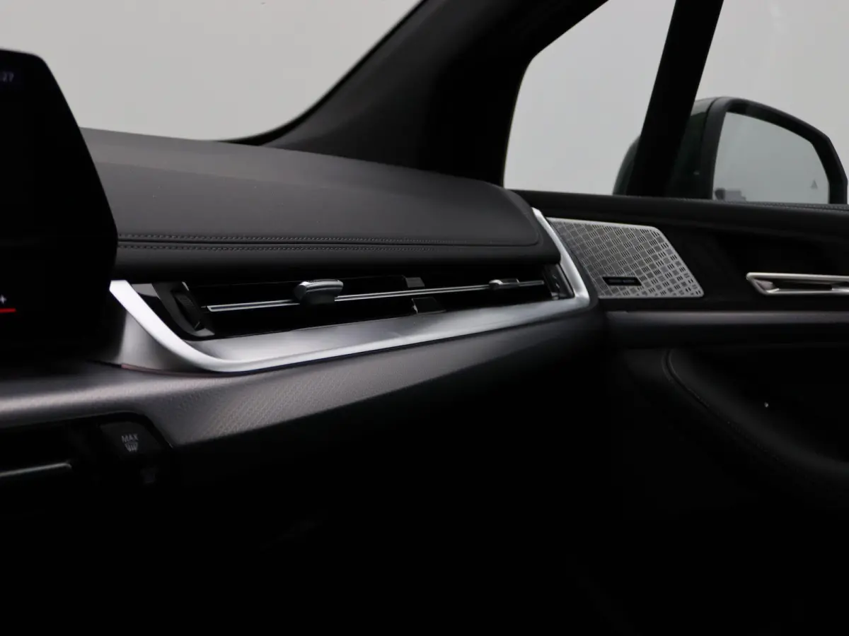 225e xDrive M Sportpakket | Premium Pack | Comfort Pack | Travel Pack | Stuurwielrand Verwarmd | Trekhaak | Panoramadak | Elektrisch Verstelbare Sportstoelen | Driving Assistant Plus | Harma
