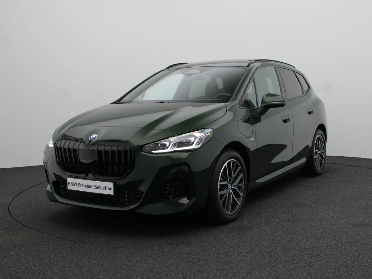 225e xDrive M Sportpakket | Premium Pack | Comfort Pack | Travel Pack | Stuurwielrand Verwarmd | Trekhaak | Panoramadak | Elektrisch Verstelbare Sportstoelen | Driving Assistant Plus | Harma