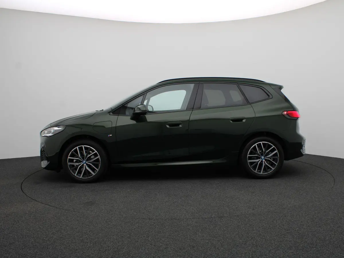 225e xDrive M Sportpakket | Premium Pack | Comfort Pack | Travel Pack | Stuurwielrand Verwarmd | Trekhaak | Panoramadak | Elektrisch Verstelbare Sportstoelen | Driving Assistant Plus | Harma