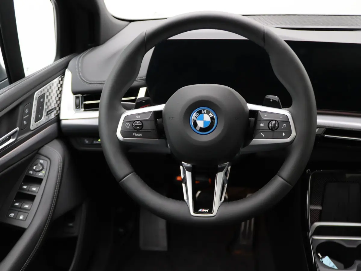 225e xDrive M Sportpakket | Premium Pack | Comfort Pack | Travel Pack | Stuurwielrand Verwarmd | Trekhaak | Panoramadak | Elektrisch Verstelbare Sportstoelen | Driving Assistant Plus | Harma