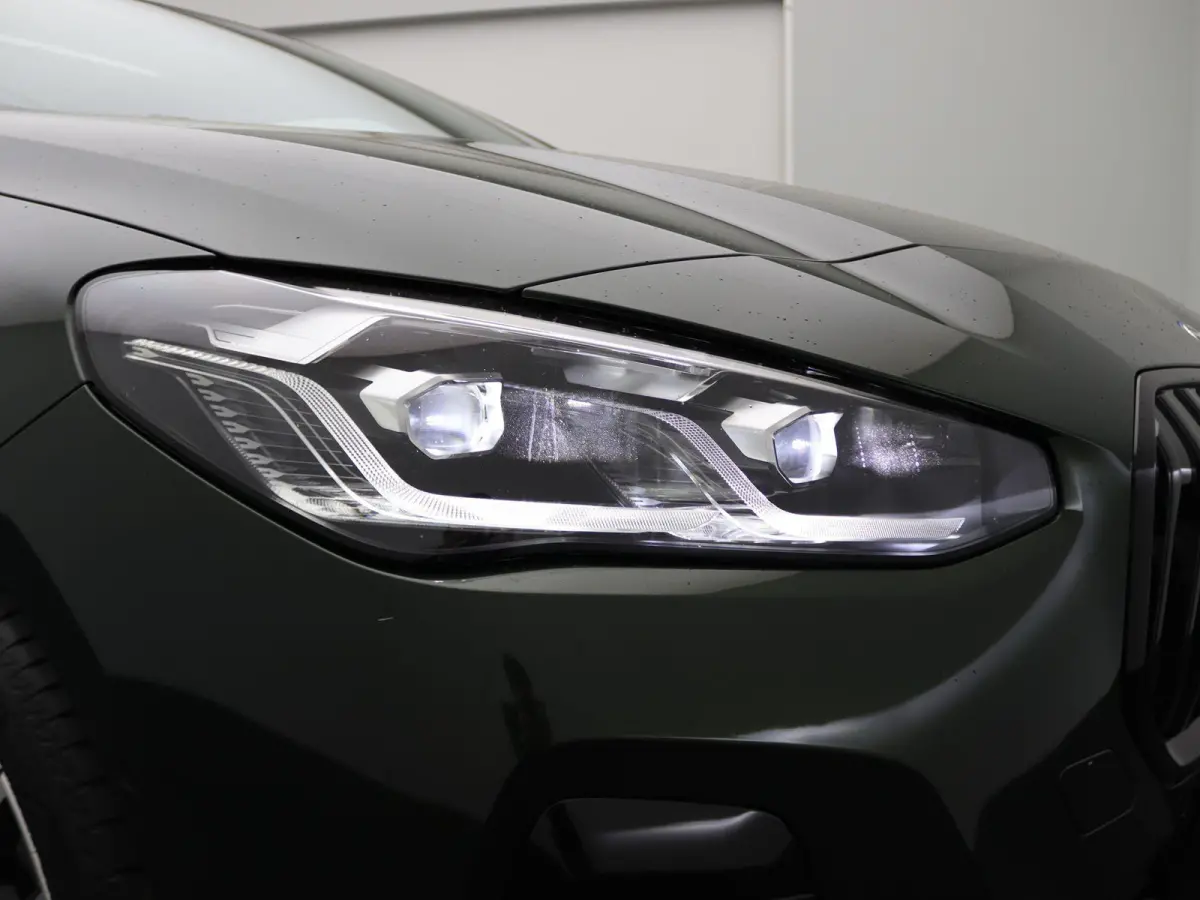 225e xDrive M Sportpakket | Premium Pack | Comfort Pack | Travel Pack | Stuurwielrand Verwarmd | Trekhaak | Panoramadak | Elektrisch Verstelbare Sportstoelen | Driving Assistant Plus | Harma