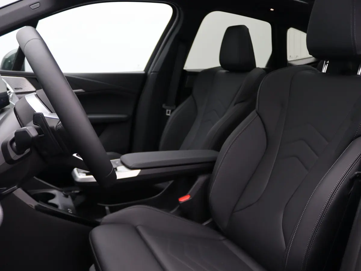 225e xDrive M Sportpakket | Premium Pack | Comfort Pack | Travel Pack | Stuurwielrand Verwarmd | Trekhaak | Panoramadak | Elektrisch Verstelbare Sportstoelen | Driving Assistant Plus | Harma