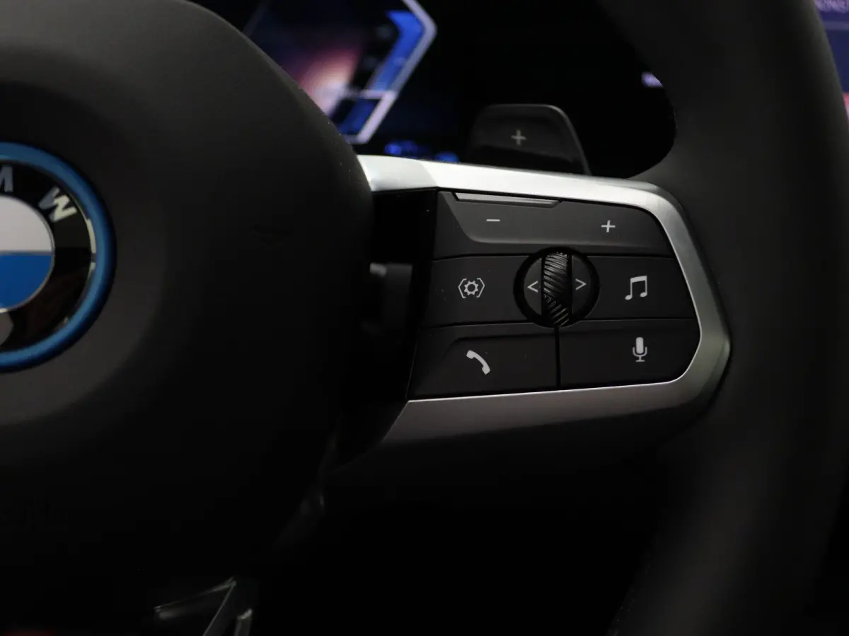 225e xDrive M Sportpakket | Premium Pack | Comfort Pack | Travel Pack | Stuurwielrand Verwarmd | Trekhaak | Panoramadak | Elektrisch Verstelbare Sportstoelen | Driving Assistant Plus | Harma