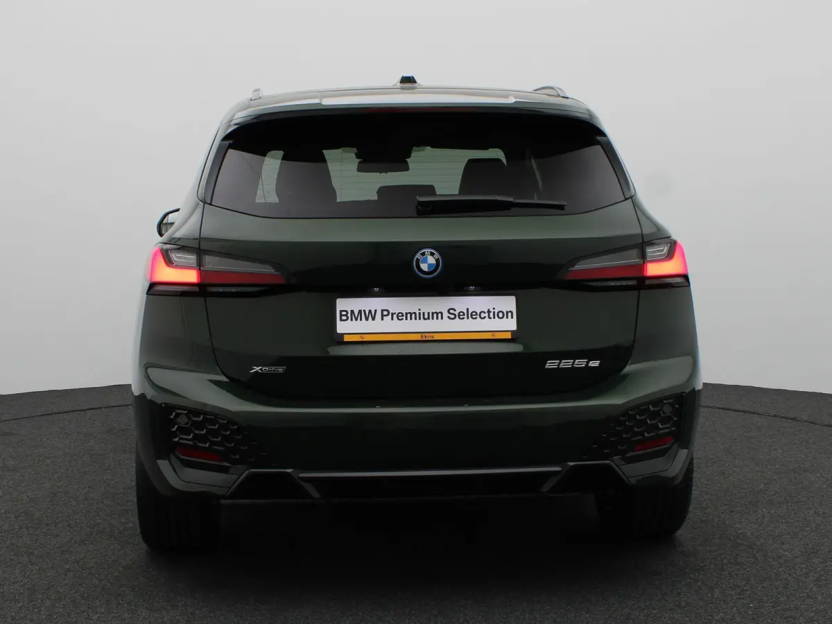 225e xDrive M Sportpakket | Premium Pack | Comfort Pack | Travel Pack | Stuurwielrand Verwarmd | Trekhaak | Panoramadak | Elektrisch Verstelbare Sportstoelen | Driving Assistant Plus | Harma