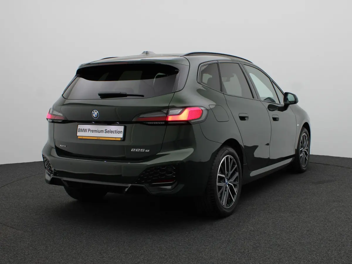 225e xDrive M Sportpakket | Premium Pack | Comfort Pack | Travel Pack | Stuurwielrand Verwarmd | Trekhaak | Panoramadak | Elektrisch Verstelbare Sportstoelen | Driving Assistant Plus | Harma