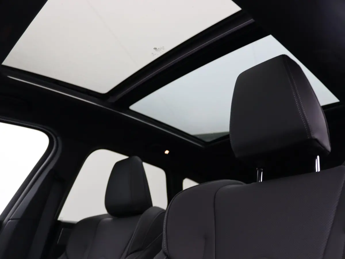 225e xDrive M Sportpakket | Premium Pack | Comfort Pack | Travel Pack | Stuurwielrand Verwarmd | Trekhaak | Panoramadak | Elektrisch Verstelbare Sportstoelen | Driving Assistant Plus | Harma