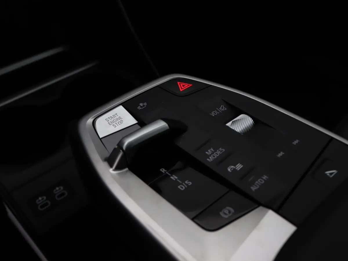 225e xDrive M Sportpakket | Premium Pack | Comfort Pack | Travel Pack | Stuurwielrand Verwarmd | Trekhaak | Panoramadak | Elektrisch Verstelbare Sportstoelen | Driving Assistant Plus | Harma