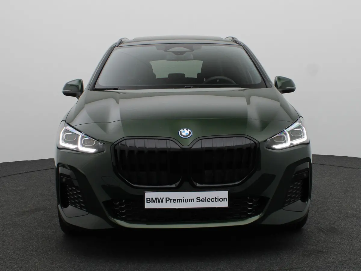 225e xDrive M Sportpakket | Premium Pack | Comfort Pack | Travel Pack | Stuurwielrand Verwarmd | Trekhaak | Panoramadak | Elektrisch Verstelbare Sportstoelen | Driving Assistant Plus | Harma