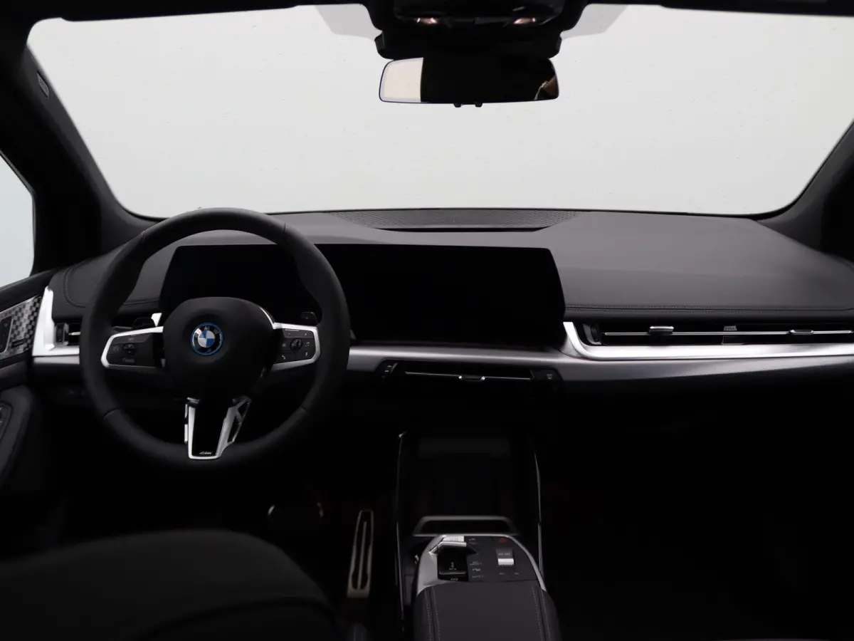 225e xDrive M Sportpakket | Premium Pack | Comfort Pack | Travel Pack | Stuurwielrand Verwarmd | Trekhaak | Panoramadak | Elektrisch Verstelbare Sportstoelen | Driving Assistant Plus | Harma
