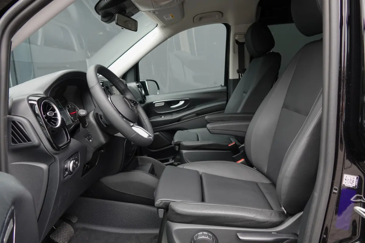 119Cdi 190Pk 9G-Tronic Aut. | Dubbele Cabine | Mixto Pro | Extra lang | 2x Schuifdeur | Achteruitrijcamera | Afneembare trekhaak | Spoilerpack | Rode remzadels | 20''