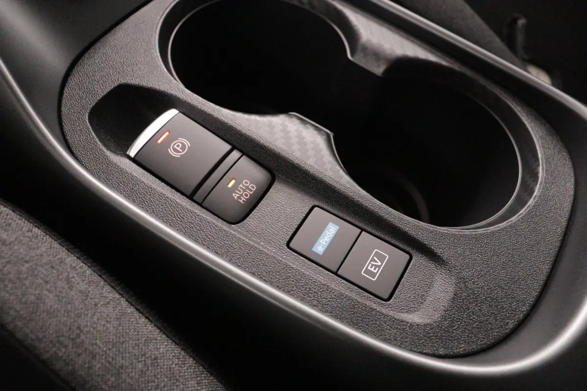 1.6 Hybrid N-Connecta | € 6.000,- voorraadvoordeel!! | Stoel, stuur en voorruit verwarming | Navigatie | Draadloos Apple carplay& Android auto | Keyless entry& Start |