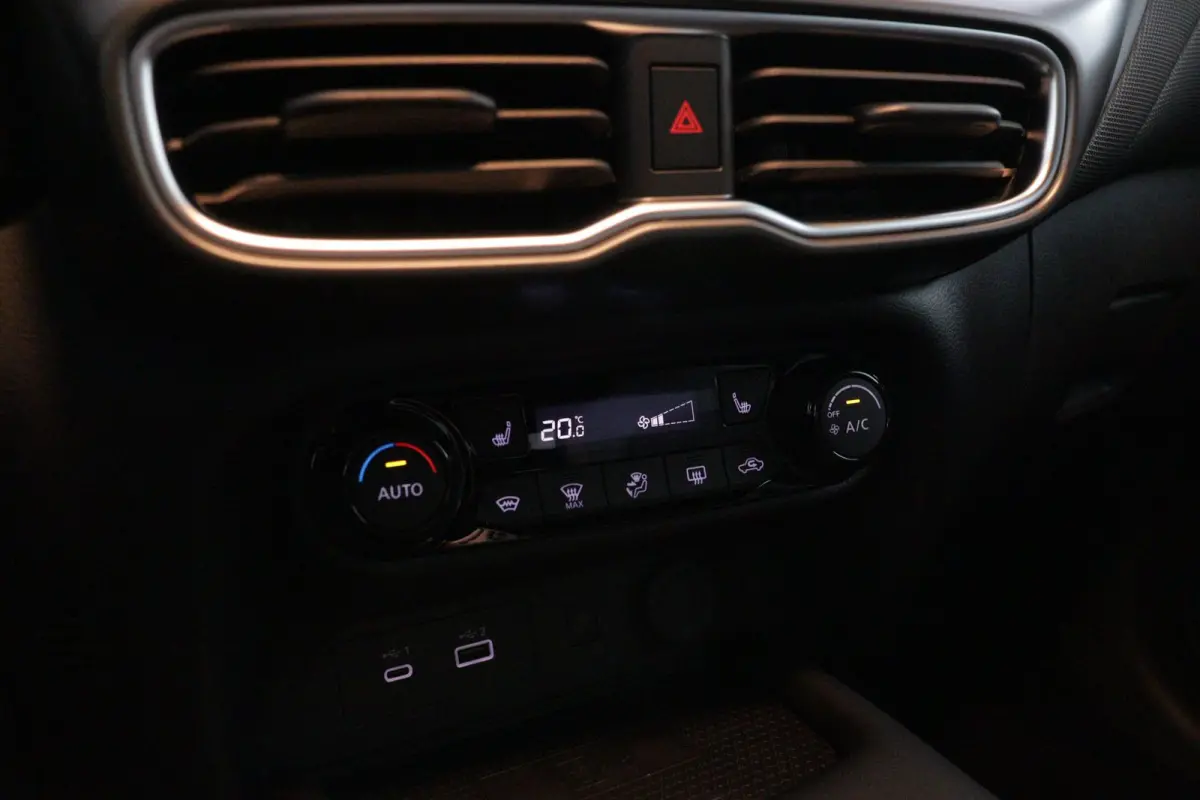 1.6 Hybrid N-Connecta | € 6.000,- voorraadvoordeel!! | Stoel, stuur en voorruit verwarming | Navigatie | Draadloos Apple carplay& Android auto | Keyless entry& Start |