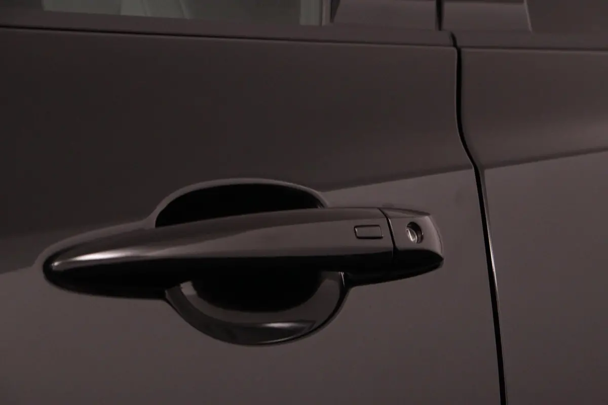 1.6 Hybrid N-Connecta | € 6.000,- voorraadvoordeel!! | Stoel, stuur en voorruit verwarming | Navigatie | Draadloos Apple carplay& Android auto | Keyless entry& Start |