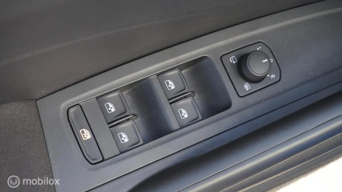 1.0 TSI 95PK Business edition Bi-Color/Carplay Control | Climate Control