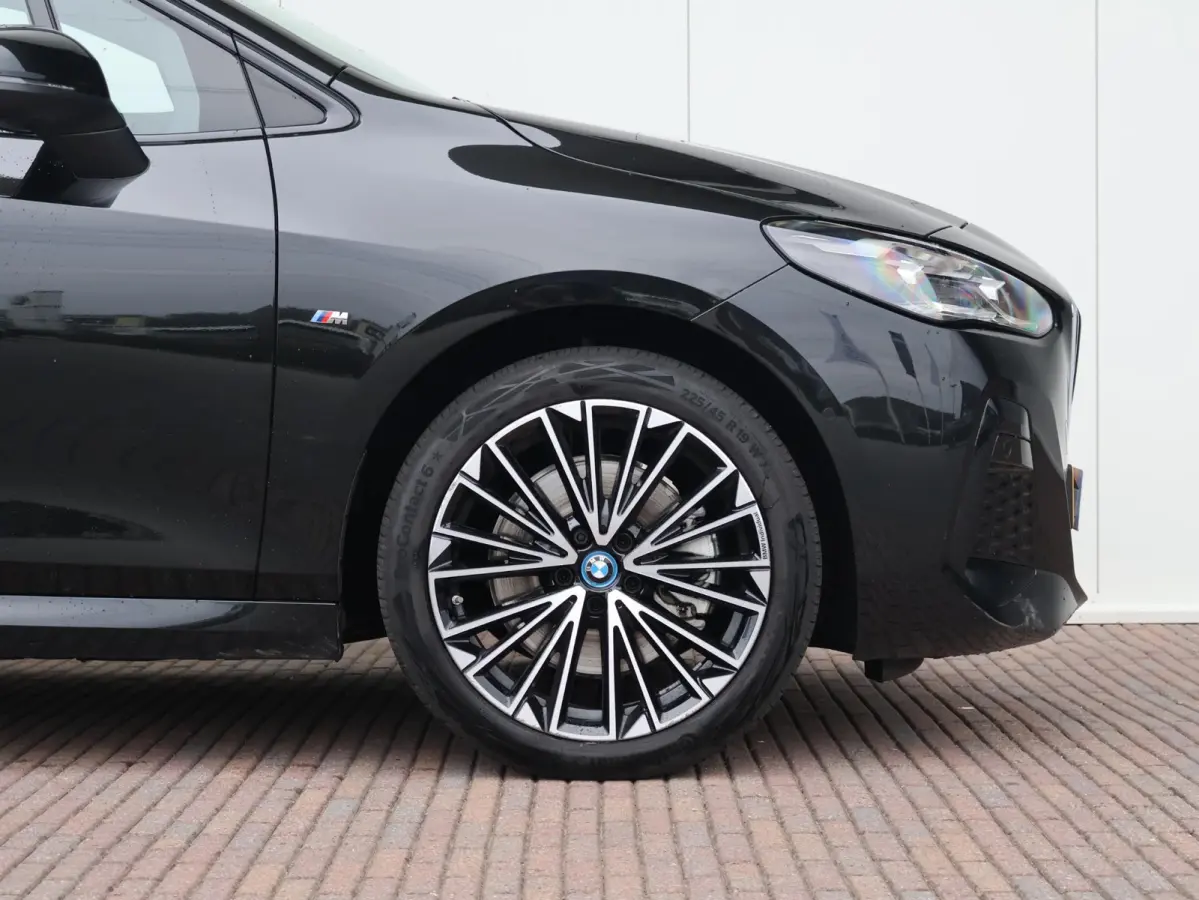 230e xDrive M Sport/ Glazen Panoramadak/ Elektrisch verstelbare en verwarmbare stoelen/ Head-Up/ Harman Kardon /