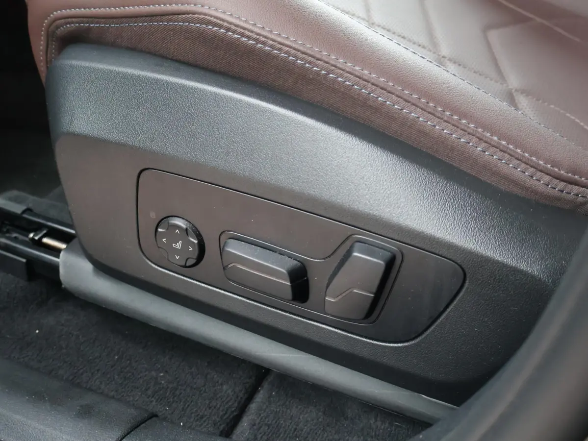 230e xDrive M Sport/ Glazen Panoramadak/ Elektrisch verstelbare en verwarmbare stoelen/ Head-Up/ Harman Kardon /