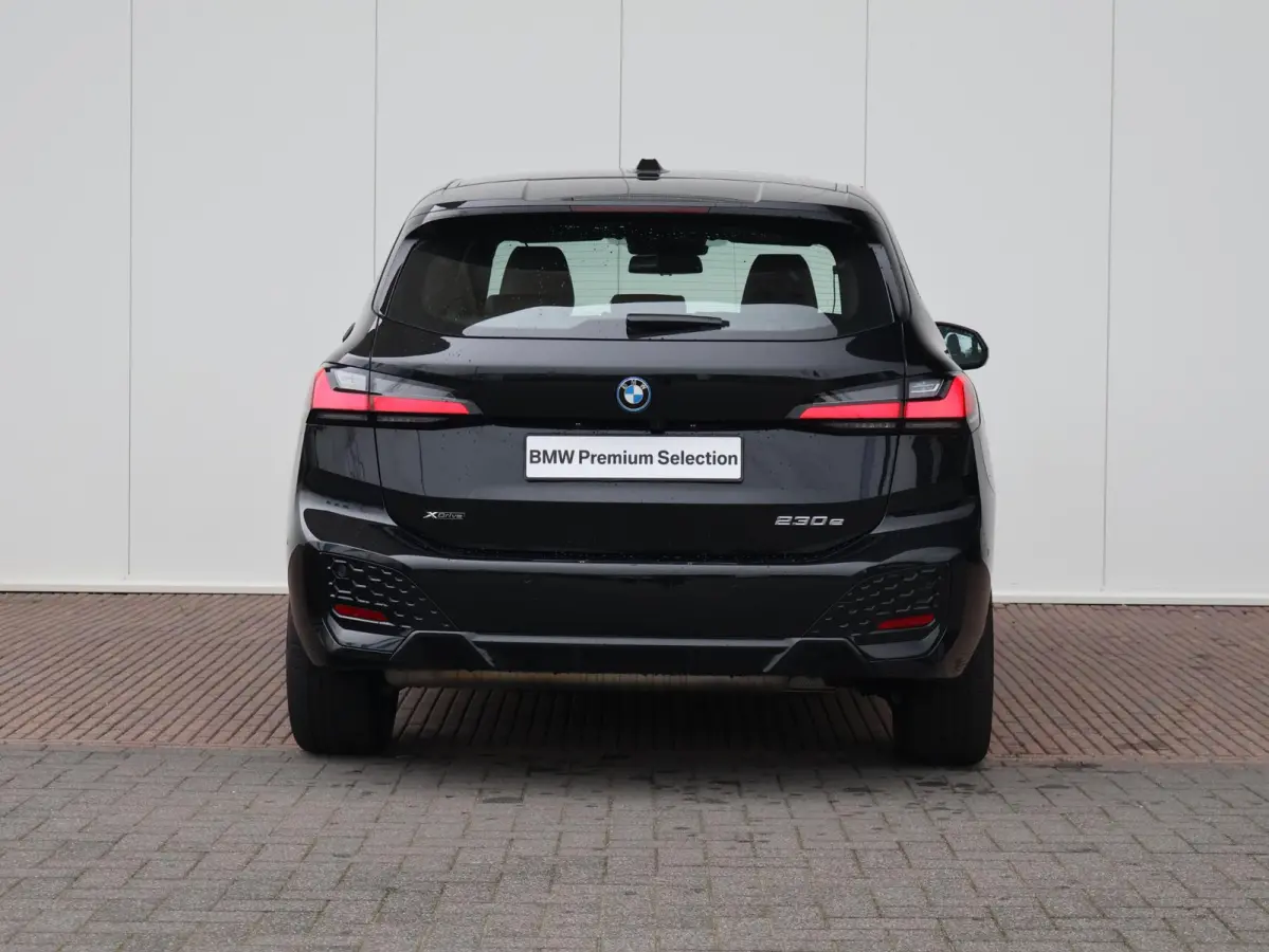 230e xDrive M Sport/ Glazen Panoramadak/ Elektrisch verstelbare en verwarmbare stoelen/ Head-Up/ Harman Kardon /