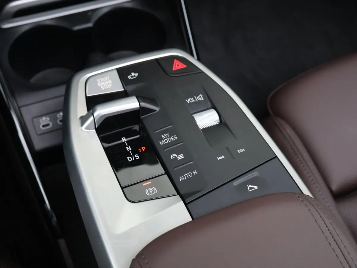 230e xDrive M Sport/ Glazen Panoramadak/ Elektrisch verstelbare en verwarmbare stoelen/ Head-Up/ Harman Kardon /