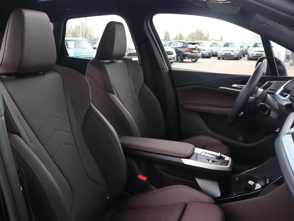 230e xDrive M Sport/ Glazen Panoramadak/ Elektrisch verstelbare en verwarmbare stoelen/ Head-Up/ Harman Kardon /