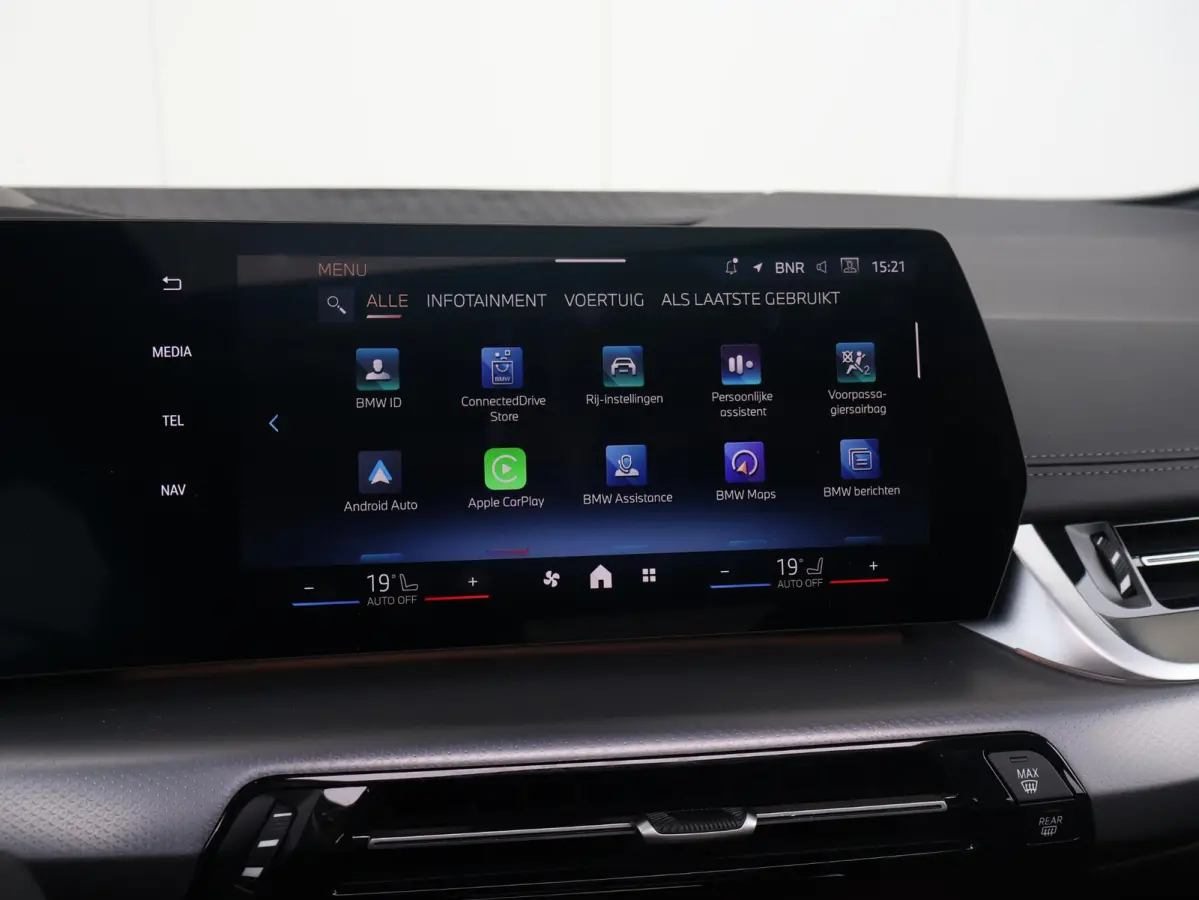 230e xDrive M Sport/ Glazen Panoramadak/ Elektrisch verstelbare en verwarmbare stoelen/ Head-Up/ Harman Kardon /