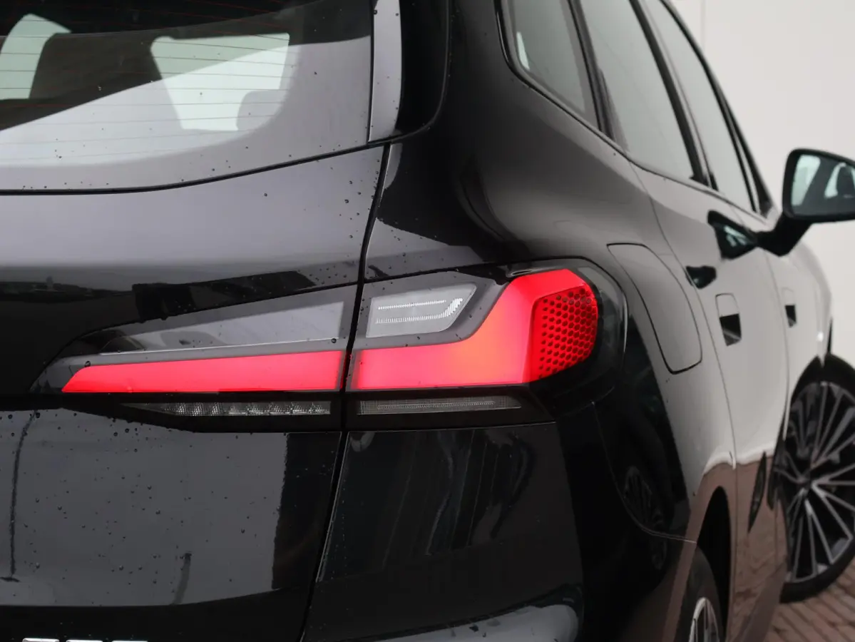 230e xDrive M Sport/ Glazen Panoramadak/ Elektrisch verstelbare en verwarmbare stoelen/ Head-Up/ Harman Kardon /