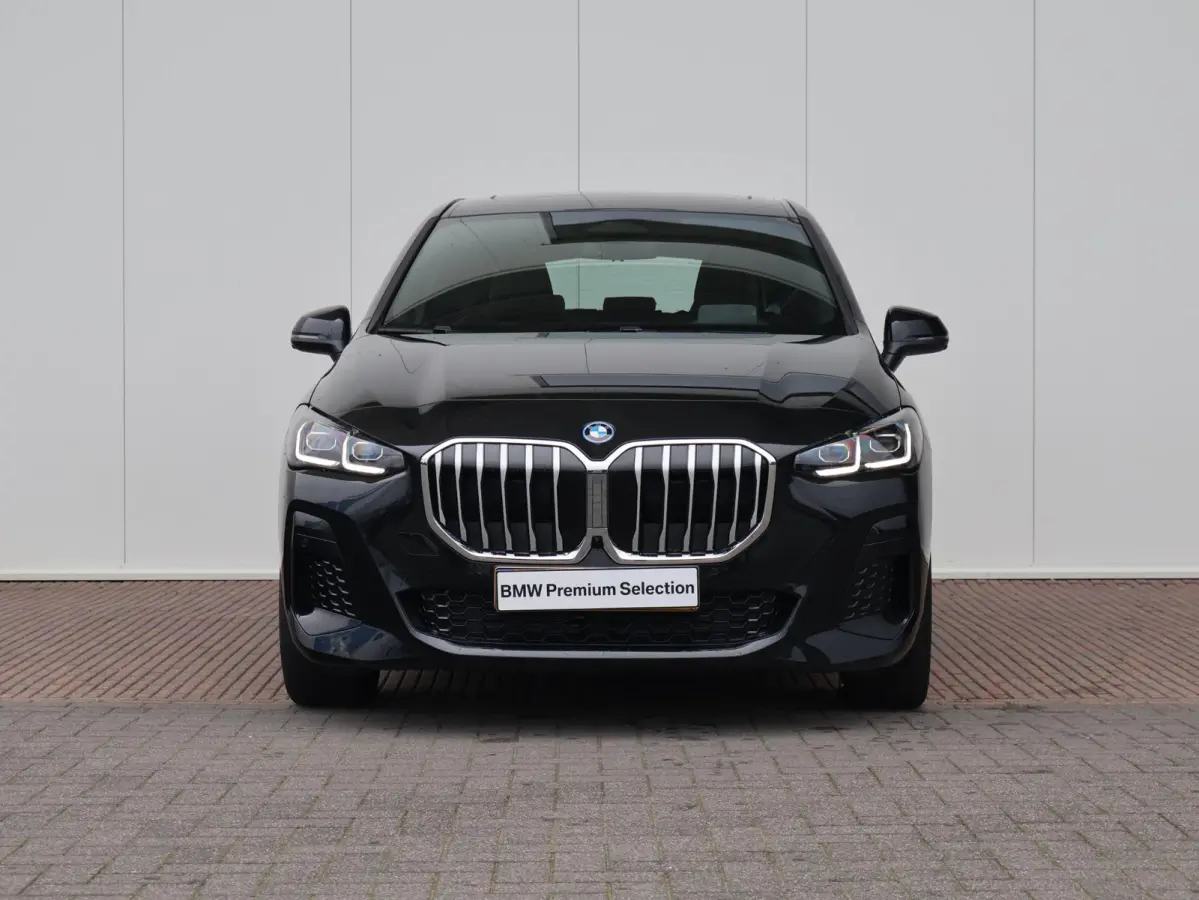 230e xDrive M Sport/ Glazen Panoramadak/ Elektrisch verstelbare en verwarmbare stoelen/ Head-Up/ Harman Kardon /
