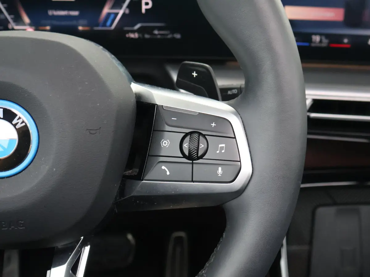 230e xDrive M Sport/ Glazen Panoramadak/ Elektrisch verstelbare en verwarmbare stoelen/ Head-Up/ Harman Kardon /