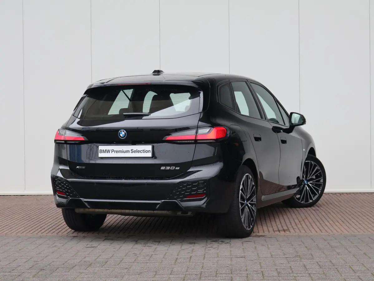 230e xDrive M Sport/ Glazen Panoramadak/ Elektrisch verstelbare en verwarmbare stoelen/ Head-Up/ Harman Kardon /