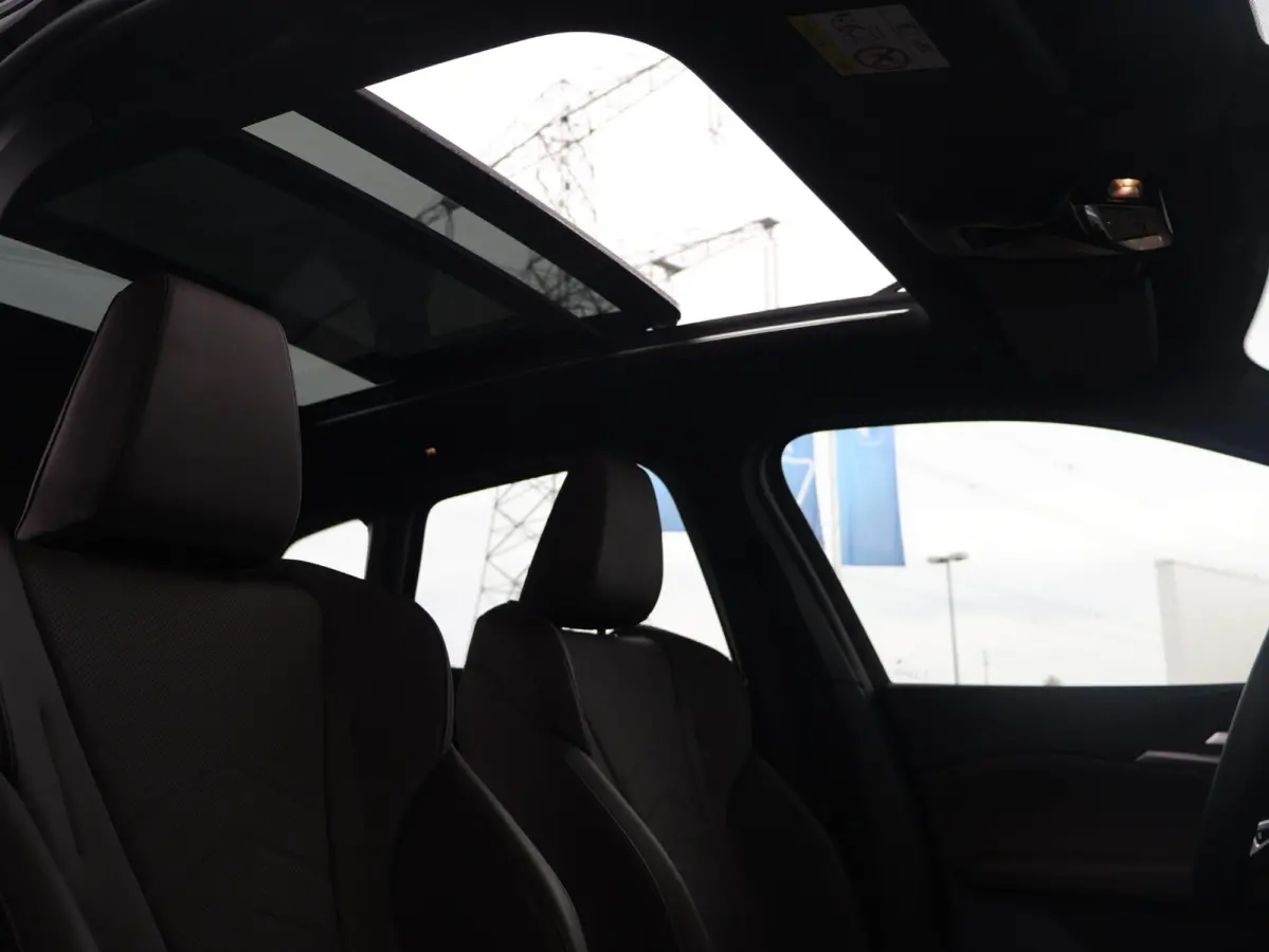 230e xDrive M Sport/ Glazen Panoramadak/ Elektrisch verstelbare en verwarmbare stoelen/ Head-Up/ Harman Kardon /
