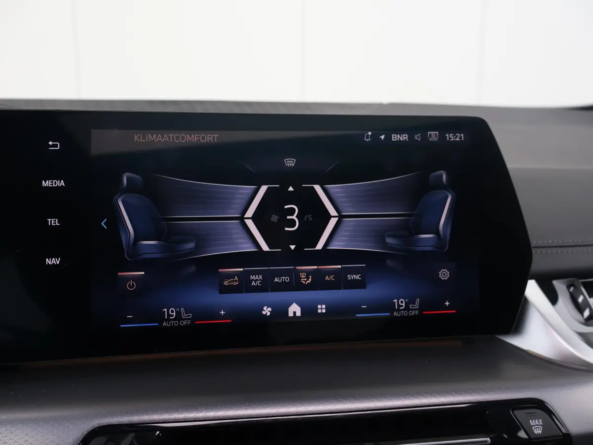 230e xDrive M Sport/ Glazen Panoramadak/ Elektrisch verstelbare en verwarmbare stoelen/ Head-Up/ Harman Kardon /