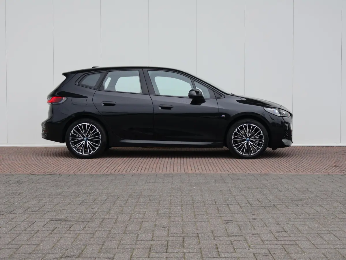 230e xDrive M Sport/ Glazen Panoramadak/ Elektrisch verstelbare en verwarmbare stoelen/ Head-Up/ Harman Kardon /