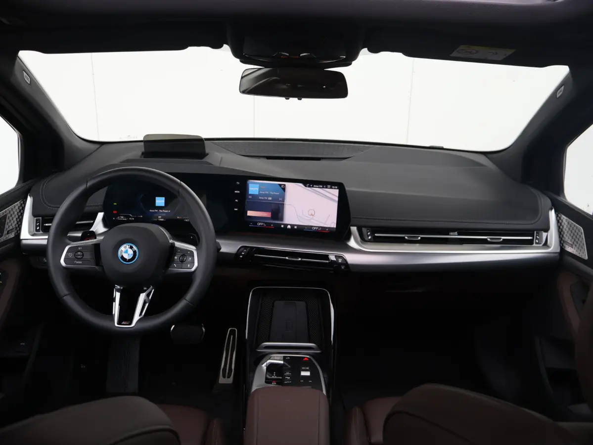 230e xDrive M Sport/ Glazen Panoramadak/ Elektrisch verstelbare en verwarmbare stoelen/ Head-Up/ Harman Kardon /