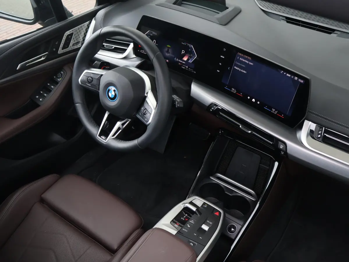 230e xDrive M Sport/ Glazen Panoramadak/ Elektrisch verstelbare en verwarmbare stoelen/ Head-Up/ Harman Kardon /