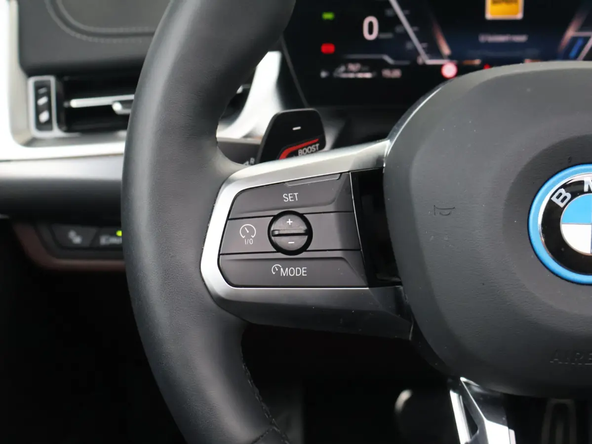 230e xDrive M Sport/ Glazen Panoramadak/ Elektrisch verstelbare en verwarmbare stoelen/ Head-Up/ Harman Kardon /