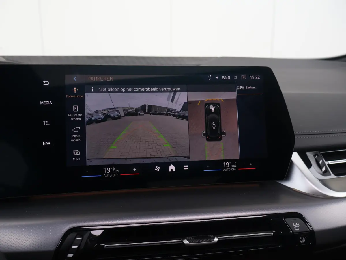 230e xDrive M Sport/ Glazen Panoramadak/ Elektrisch verstelbare en verwarmbare stoelen/ Head-Up/ Harman Kardon /