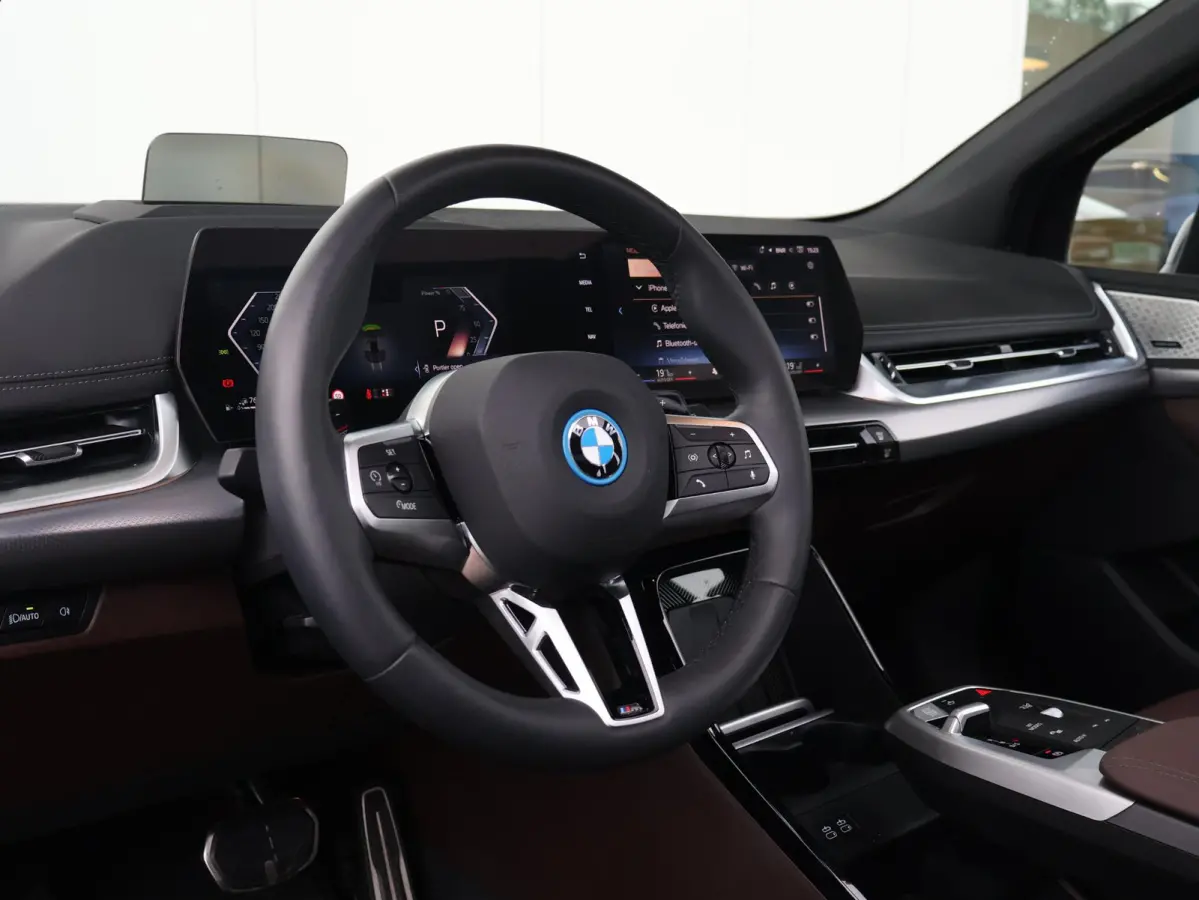 230e xDrive M Sport/ Glazen Panoramadak/ Elektrisch verstelbare en verwarmbare stoelen/ Head-Up/ Harman Kardon /