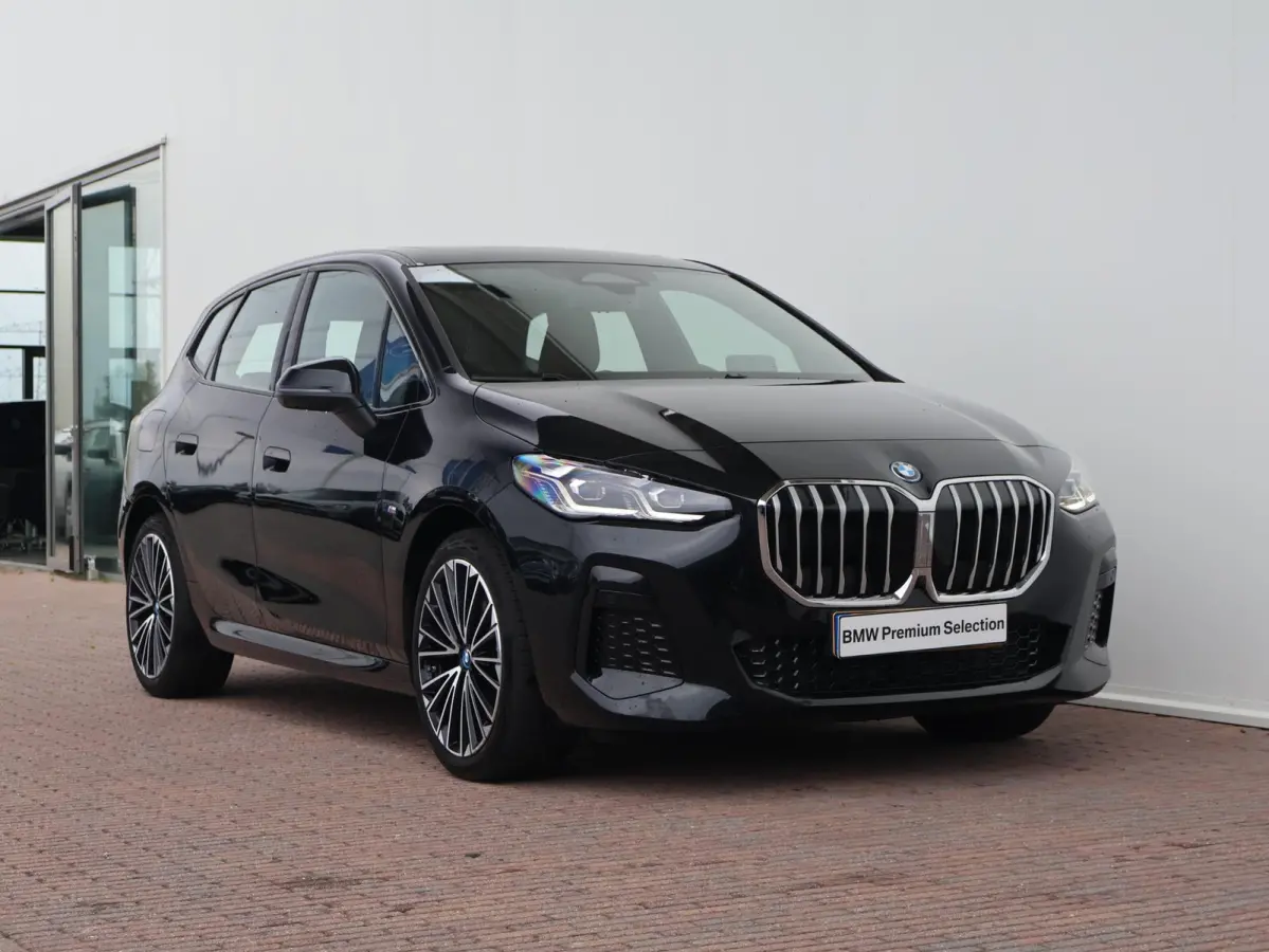 230e xDrive M Sport/ Glazen Panoramadak/ Elektrisch verstelbare en verwarmbare stoelen/ Head-Up/ Harman Kardon /