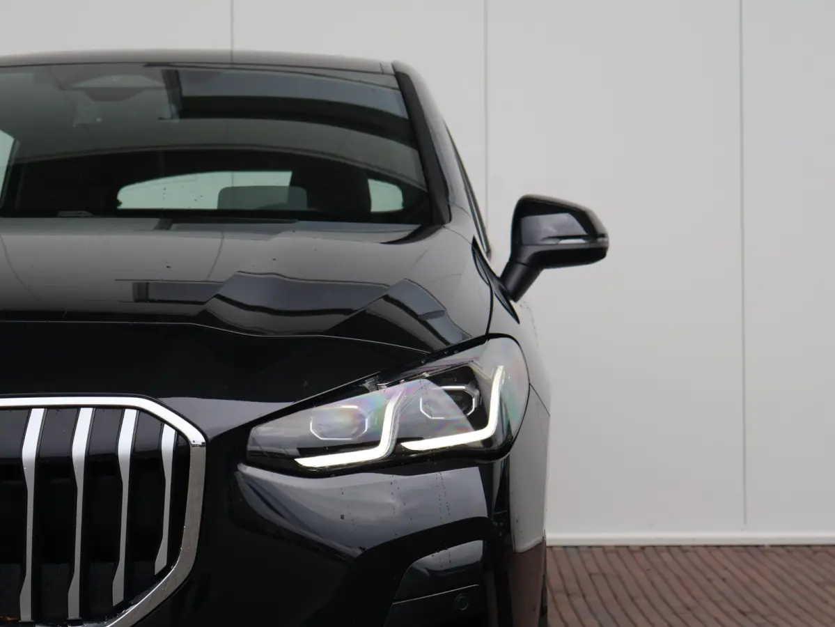 230e xDrive M Sport/ Glazen Panoramadak/ Elektrisch verstelbare en verwarmbare stoelen/ Head-Up/ Harman Kardon /