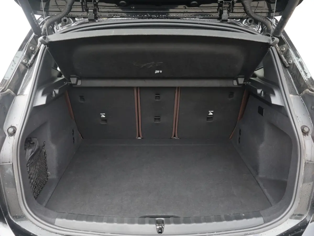 230e xDrive M Sport/ Glazen Panoramadak/ Elektrisch verstelbare en verwarmbare stoelen/ Head-Up/ Harman Kardon /