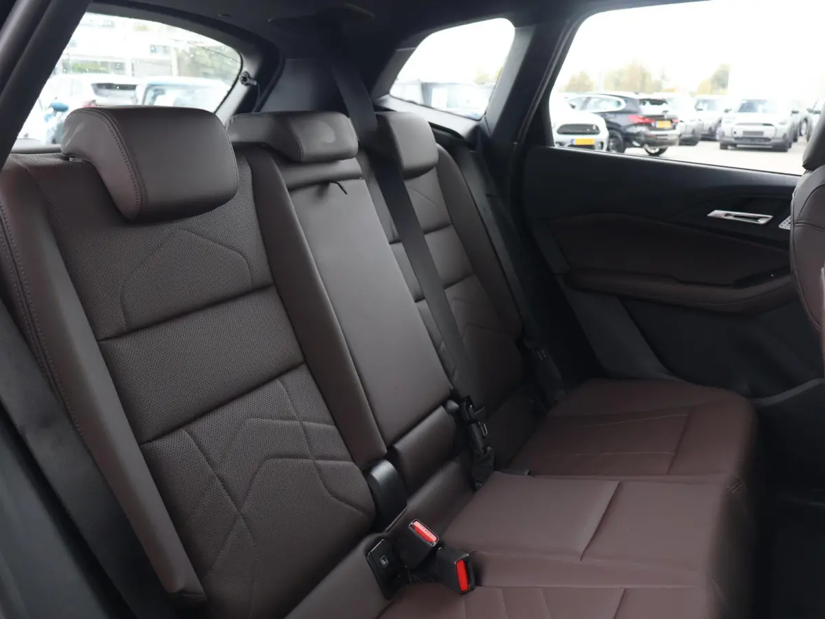 230e xDrive M Sport/ Glazen Panoramadak/ Elektrisch verstelbare en verwarmbare stoelen/ Head-Up/ Harman Kardon /