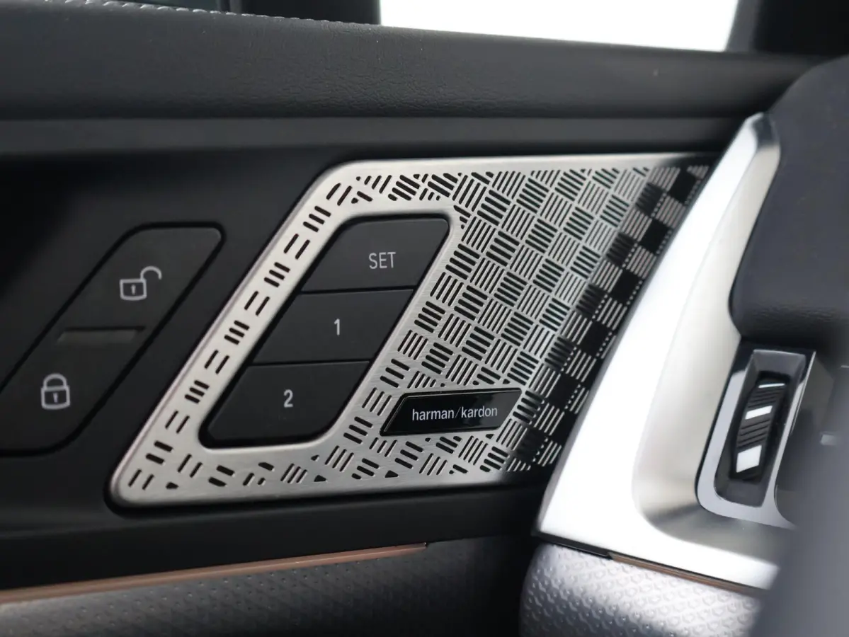 230e xDrive M Sport/ Glazen Panoramadak/ Elektrisch verstelbare en verwarmbare stoelen/ Head-Up/ Harman Kardon /