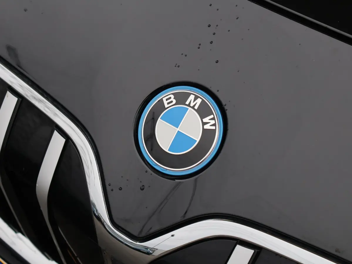 230e xDrive M Sport/ Glazen Panoramadak/ Elektrisch verstelbare en verwarmbare stoelen/ Head-Up/ Harman Kardon /